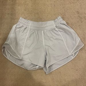 Lululemon Hotty-Hot Lined Shorts 4” (white) size 6